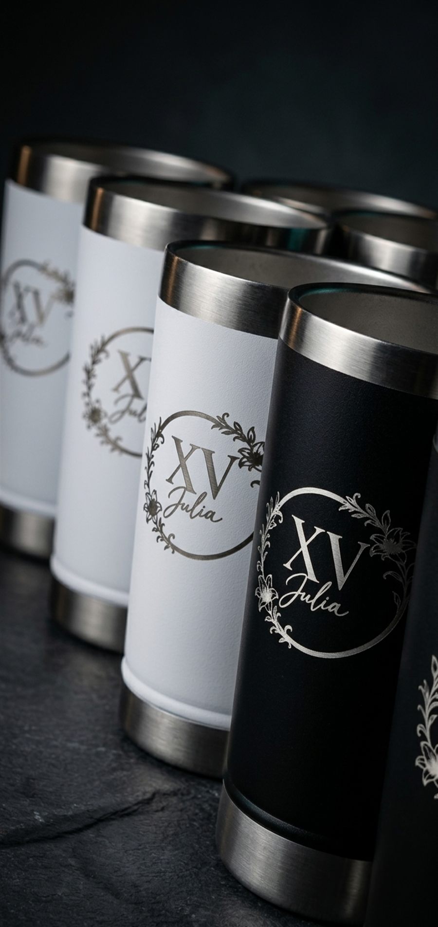 Copos térmicos personalizados gravados a laser para aniversário de 15 anos, com brasão floral e nome Julia